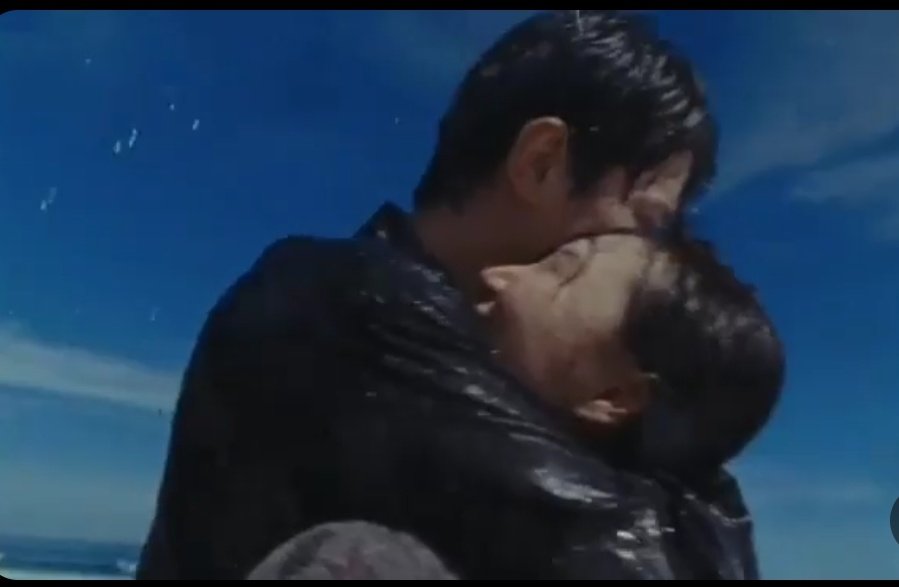 TWIT_HWASASSI's tweet image. Uhm… am I being too delulu, or did he hug her a little too tight? Like he doesn’t want anyone stealing his girl 🙄💗
And that height difference?? She’s barefoot and probably on her tiptoes and it STILL doesn’t change a thing 🫠✨They are FCKVN CUTE😒😒