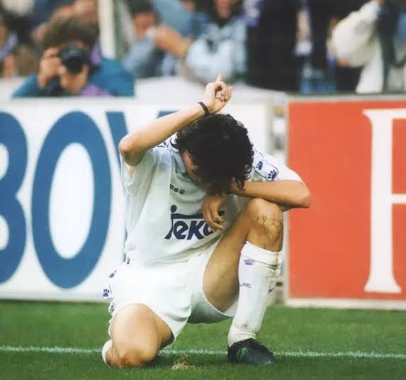 Cada vez que marcaba, Amavisca no lo celebraba con saltos ni gritos.
Se arrodillaba, bajaba la cabeza y señalaba al cielo.
Muchos lo imitaban, pocos sabían por qué lo hacía.

Aquel gesto era un homenaje silencioso:
Amavisca dedicaba cada gol a un amigo muy cercano que perdió la