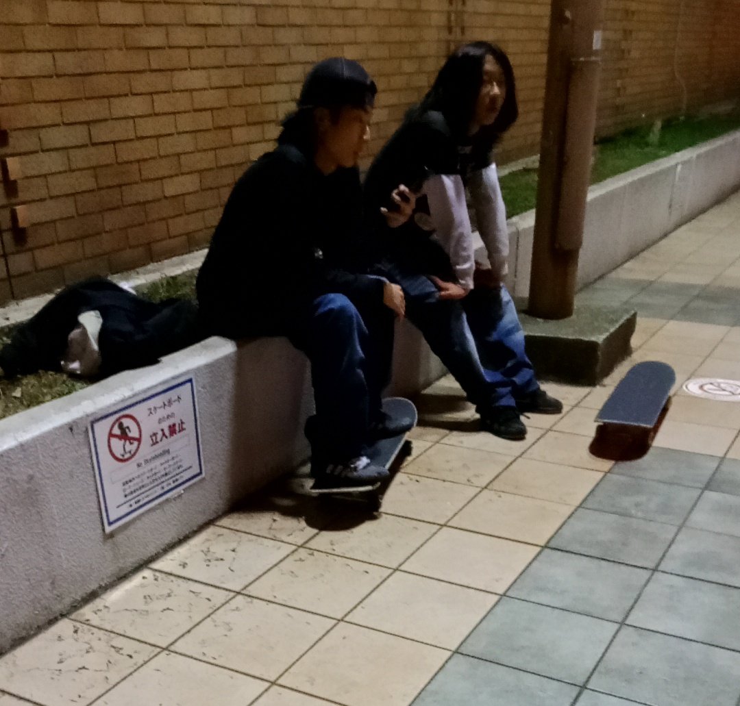 yutori00000001's tweet image. #スケートボード
#横浜
#イキり
#横浜西口

横浜西口VIVRE近く
スケートボード禁止の所でスケートボードやってる人達

「ルール破ってる俺たちカッケー」
ですかね…🤔