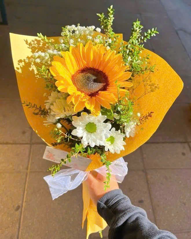 HuyJack5's tweet photo. Love yourself a little bit more than yesterday. Make herself a priority, chase your goals. Be grateful for the things you have. Be proud of yourself and celebrate the amazing person you are. 🥰🌸🍀 https://t.co/ulgO9NR9DE