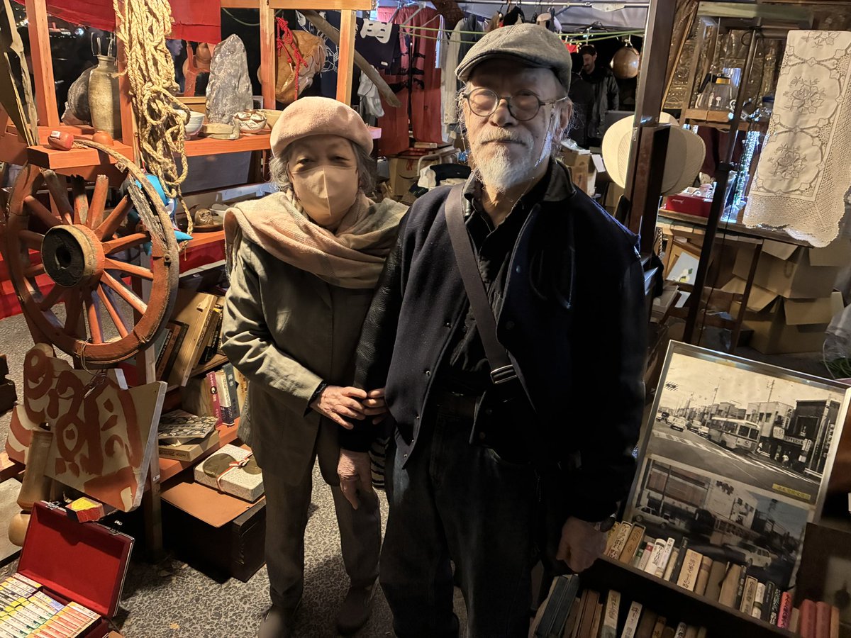 本日、上野不忍池で開催されている骨董市に行ってきました。「本と映画館」というコーナーに吉田が収集しました本(主に初版本)が並んでいます
他にも骨董市らしい古めかしくもセンス溢れる品々。
映画館らしい映写機をイメージしたオブジェが楽しい。
明日からは大正時代の食器が並びます。