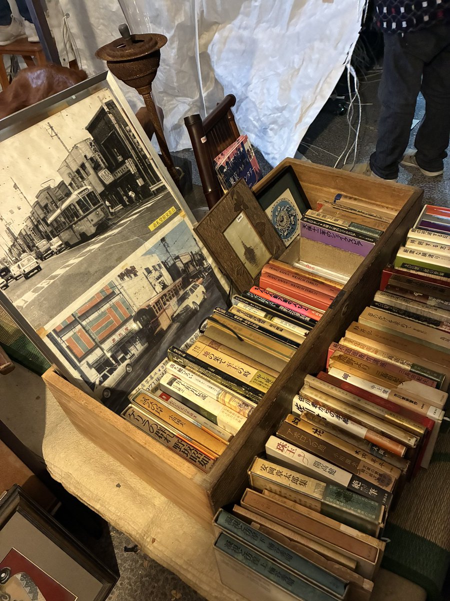 本日、上野不忍池で開催されている骨董市に行ってきました。「本と映画