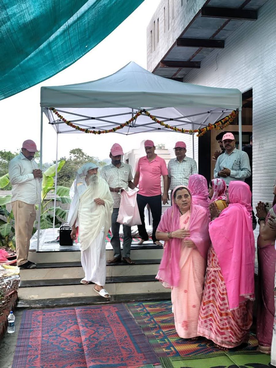 सफर कितना भी मुश्किल हो  प्रभु आसान कर देगे  जो तुझे हो न पाएगा  उसे मेरे भगवान कर देगे🙏  जय गुरु देव 🙏  जय गुरु देव 🙏जयगुरुदेव 
सुर दुर्लभ सब ग्रंथहिं गावा
#बड़े_भाग_मानुष_तन_पावा