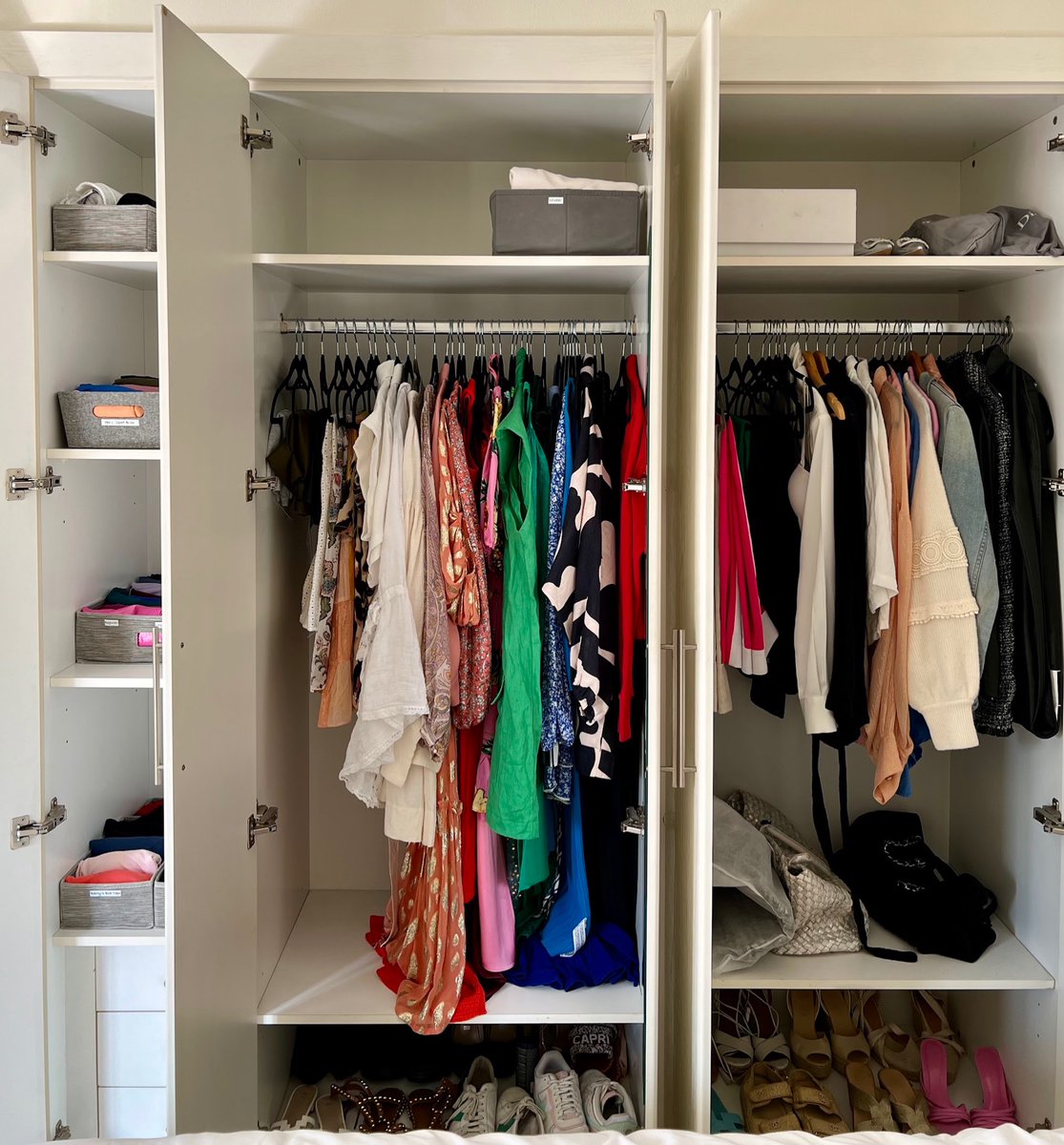 DecluttrMe's tweet image. Is your wardrobe a jumbled rail of clutter and you feel you have nothing to wear? 

#DeCluttrMe #professionalorganizer #simplify #declutter#decluttering #clutter #clutterfree