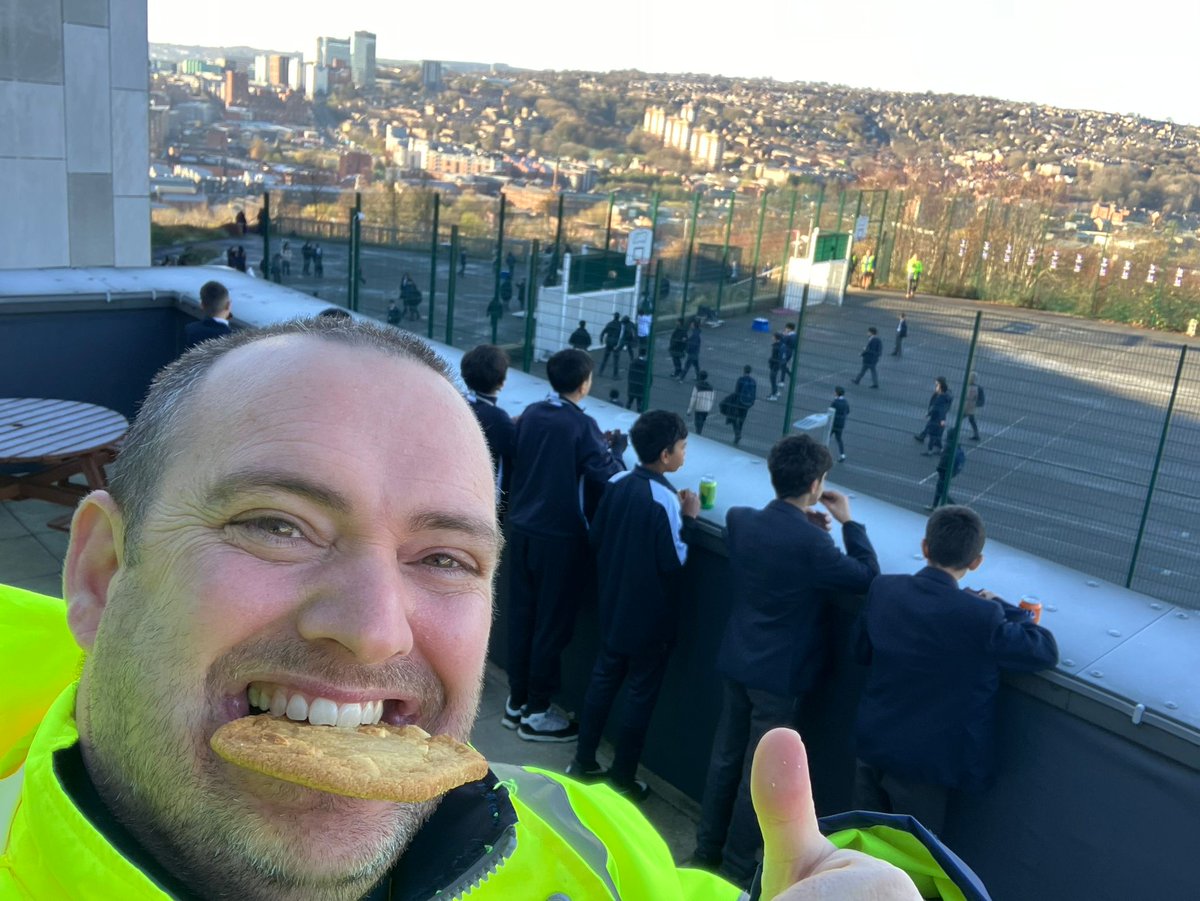 AstreaAcadSheff's tweet photo. ⭐FRIDAY REWARDS⭐
Very frosty but glorious view of the city for our break with a cake scholars this week! ❄
Mr Boyd having a great time as always!
🍪👍
#beastrenomical
#fridayrewards https://t.co/VFwnnYMRS7