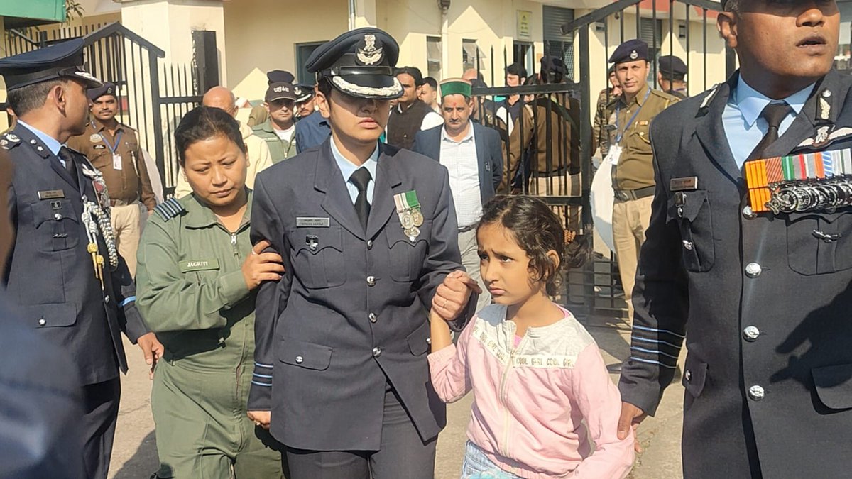 themeenu_'s tweet photo. Behind every hero stands a family of even greater courage. NamanSh Syal’s wife and little daughter now carry the light of the sky-warrior we lost. India stands with them — today and always. 💔🇮🇳
#NamanShSyal #IAF #Strength https://t.co/esfaX7s5Rt