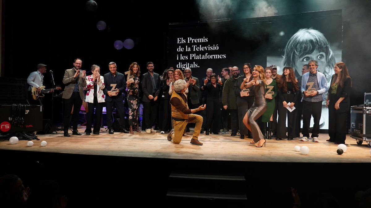 Aquí tenim la foto de família dels Premis Zoom 2025!😍🥰

Amb aquesta foto finalitzen els XXIII Pemis Zoom!

Moltes gràcies a tots els que heu fet possible aquesta nit i visca el món audiovisual i de la televisió! 📺🎥
