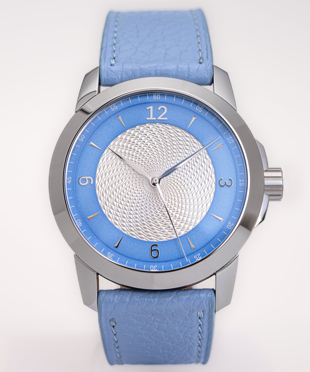 Zeitwinkel 40.5mm model 248° with hand-guilloche and „bleu glacier” background for our Zeitwinkel typefont numerals.

#swissmade #independentwatchmaking #inhousemovement #actuallywearit