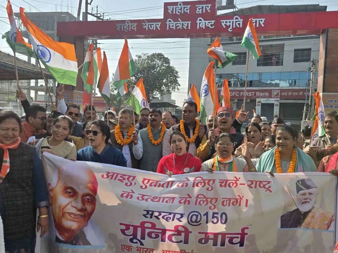 saurabhthaplial's tweet image. देहरादून की रायपुर विधानसभा में सरदार @150 यूनिटी मार्च में शामिल होकर सरदार वल्लभभाई पटेल जी को श्रद्धांजलि दी। प्रधानमंत्री @narendramodi जी के नेतृत्व में ‘एक भारत, श्रेष्ठ भारत’ का संकल्प और मजबूत हो रहा है। युवाओं से आह्वान है कि राष्ट्र निर्माण में सक्रिय भूमिका निभाएँ।