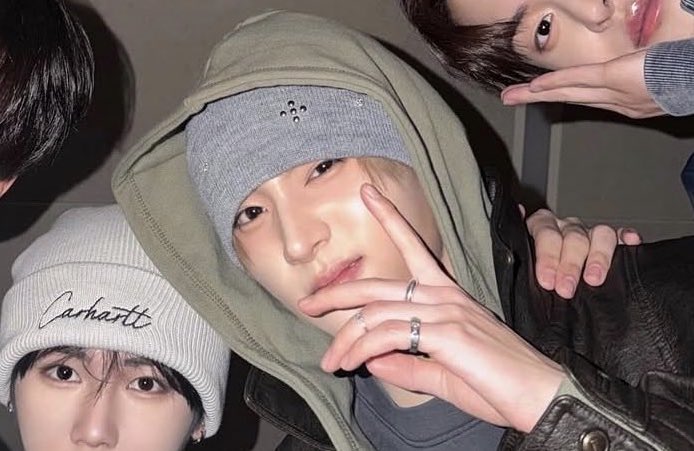 데이 tweet media