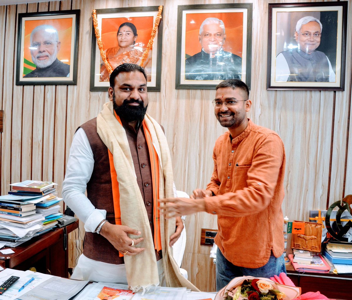 DeepakRLM's tweet image. आज बिहार के माननीय उपमुख्यमंत्री श्री @samrat4bjp जी से मुलाक़ात कर उनका आशीर्वाद प्राप्त किया।

सम्राट जी द्वारा दिए गए मार्गदर्शन ने मुझे जनसेवा के प्रति और अधिक प्रतिबद्ध होने की प्रेरणा दी।
