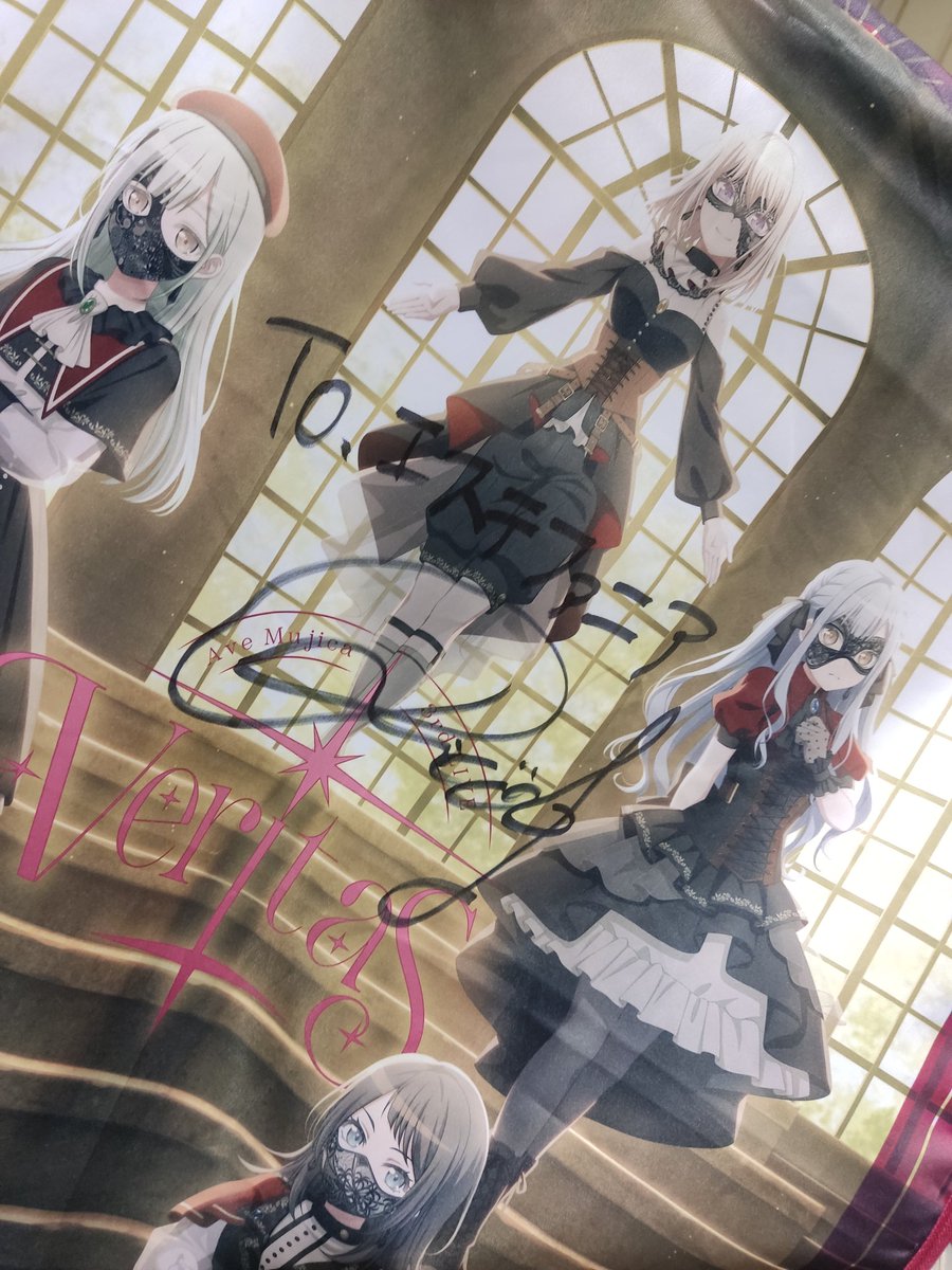 MiyukiTendo's tweet photo. 昨日は @sasakirico さんにお会いできました！ライブとサイン会がありました！🥹
さらに、AveMujicaのティモリスのコスプレもさせていただきました！AveMujicaの「Veritas」のブランケットにサインをいただき…本当に嬉しかったです！🤩
スペインに来てくれてありがとう！😊 https://t.co/23xIRq132c