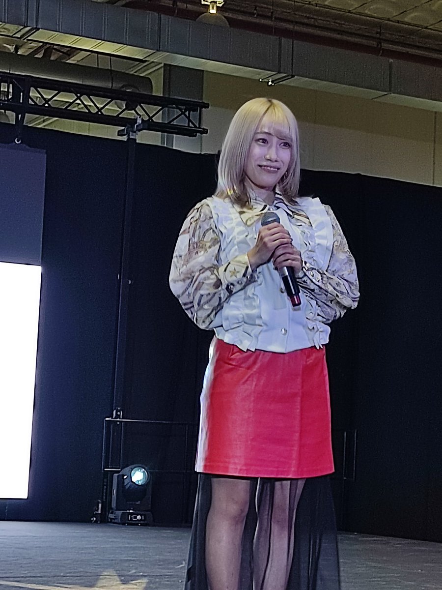 MiyukiTendo's tweet photo. 昨日は @sasakirico さんにお会いできました！ライブとサイン会がありました！🥹
さらに、AveMujicaのティモリスのコスプレもさせていただきました！AveMujicaの「Veritas」のブランケットにサインをいただき…本当に嬉しかったです！🤩
スペインに来てくれてありがとう！😊 https://t.co/23xIRq132c