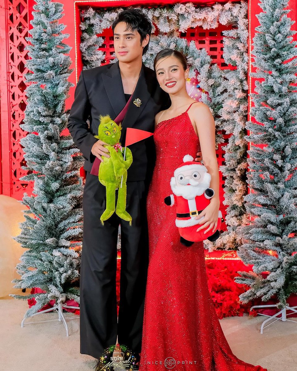 Ano kaya ang suot nila tonight?? 

HOLLY JOLLY DONBELLE 

#BelleOfTheSeason 
#DONNYBrightestInTheBall