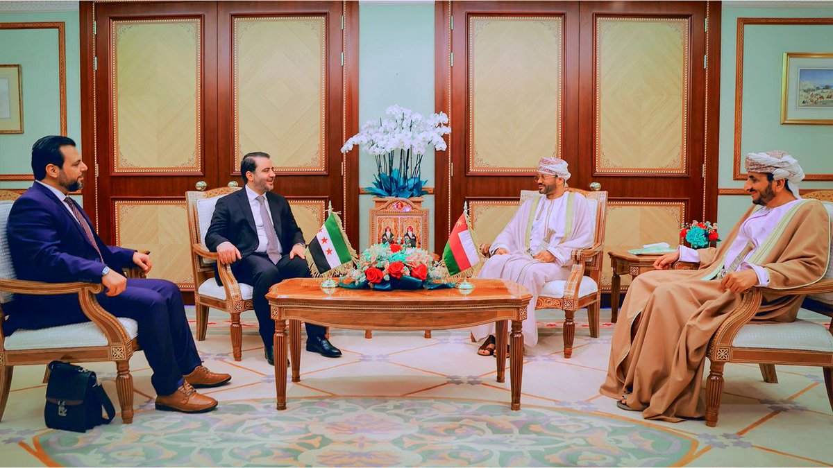 وزير الخارجية والمغتربين السيد أسعد حسن الشيباني يلتقي في العاصمة العمانية مسقط نظيره العماني السيد بدر بن حمد البوسعيدي، وذلك ضمن زيارة رسمية للسيد الوزير يجريها إلى سلطنة عمان الشقيقة.
وجرى خلال اللقاء بحث العلاقات الثنائية بين البلدين وسبل تعزيزها، كما ناقش الوزيران التطورات