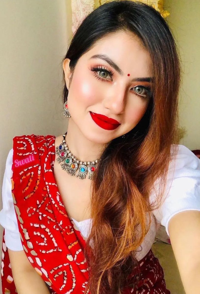 दिल की बातें होती हैं जैसे
किसी नदी का बहता संगीत
बिना #शब्दों के भी समझ आने वाली
बिना आवाज़ के भी 
पूरी कहानी सुनाने वाली...!!!

जब #मन के कोने में कोई दर्द छुपा होता है
तो वही बातें ओस की तरह
सुबह की घास पर चमकती हैं
और जब खुशी से भर उठता है #दिल
तो वही बातें इंद्रधनुष बनकर