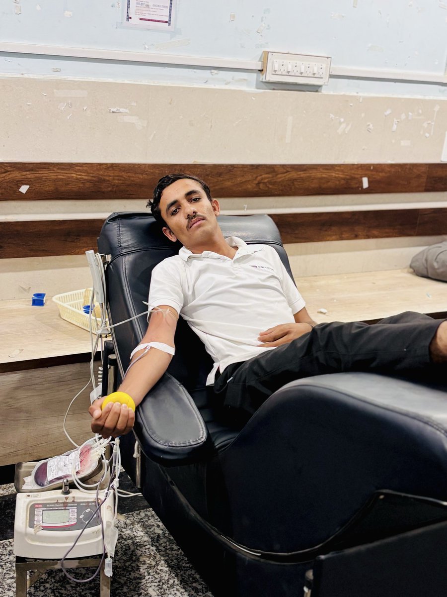 रक्तदान महादान 🩸 

बाड़मेर के सरकारी अस्पताल में 🆘 ब्लड की आवश्यकता होने पर Team RSB के सक्रिय सदस्य ने रक्तदान कर मानवता का परिचय दिया…!! 

𝑻𝑬𝑨𝑴 𝑹𝑺𝑩  <a href="/RavsaBloodTeam/">RavSa's Blood Donation Team</a> <a href="/RavindraBhati__/">Ravindra Singh Bhati</a> 

ब्लड दाता <a href="/ramlal_ssc/">RAMLAL BISHNOI</a> 🙏❤️