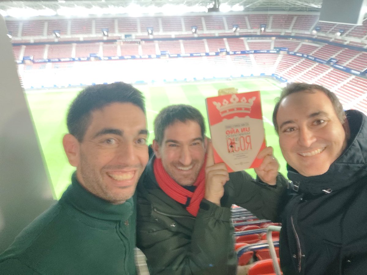 Ayer <a href="/jaurrietaz/">Jau, JM Jaurrieta</a> nos llevó a la cabina del Sadar de <a href="/OCRNavarra/">Onda Cero Navarra</a> su libro "Un año marcado en rojo" que está triunfando en las librerías. Lectura imprescindible. Fotaza <a href="/fjabrego/">Javier Ábrego</a> #Osasuna