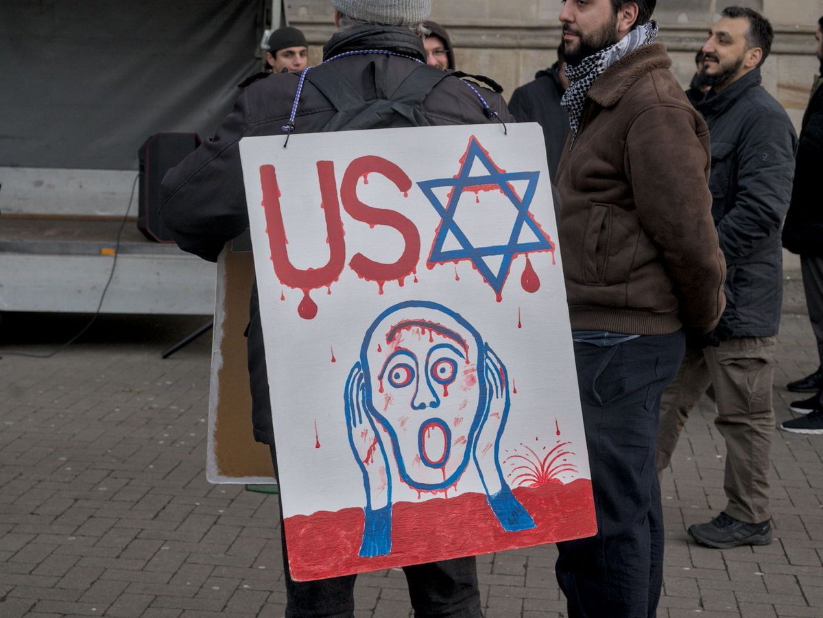 nutshellfotos's tweet photo. Am 22.11.2025 fand in #Osnabrück eine Demo der Gruppe #Hunafa statt. Es wurde das Ende Israels gefordert und Teilnehmende für eine Petition aus dem Umfeld von Realität Islam/Hisb ut-Tahrir gesucht. Die Demo lief geschlechtergetrennt. #os2211

Alle Bilder: https://t.co/hAhHbQ830D https://t.co/abGzhjb3DZ