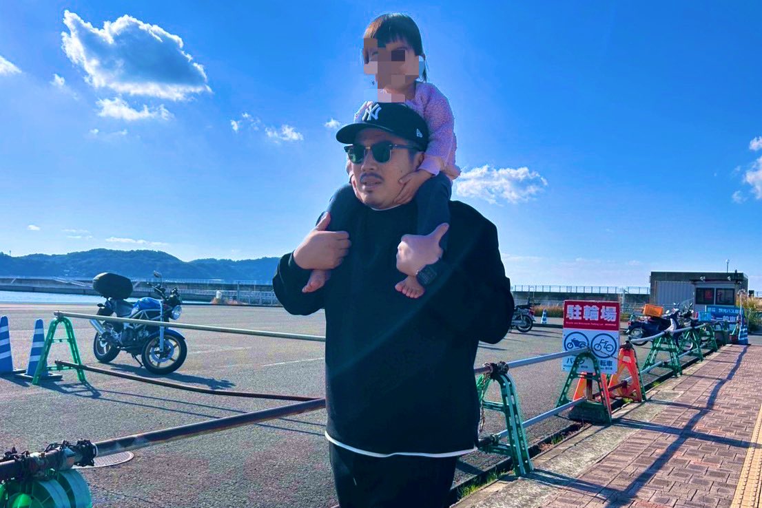 Yume_kanaeruwai's tweet image. 【本気の熱狂自己紹介】

Xに本腰を入れて約1ヶ月半。
お陰様でフォロワー1,000人を
突破しました。
だからこそ、改めて本気の熱狂自己紹介をさせてください。それではいきます。

◆名前：ゴリラ竹中
◆年齢：32歳
◆家族：最愛の妻と、最愛の娘2人…