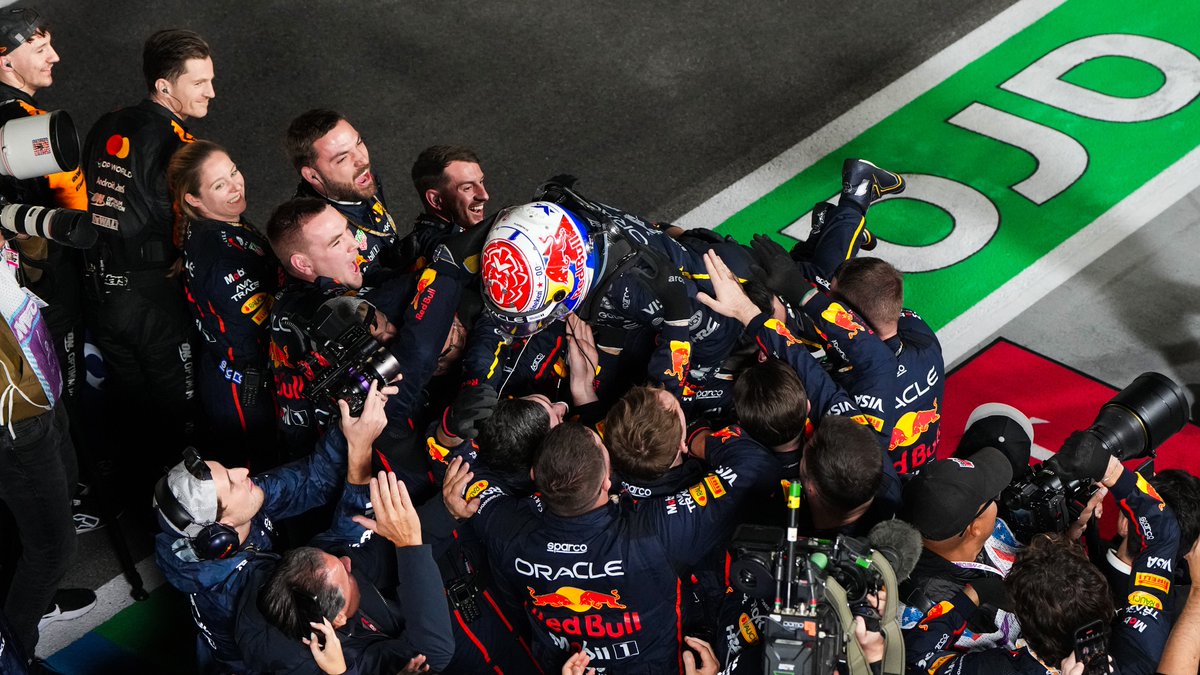 Anyone for some crowd surfing? 🏄‍♂️

#F1 || #LasVegasGP 🇺🇸