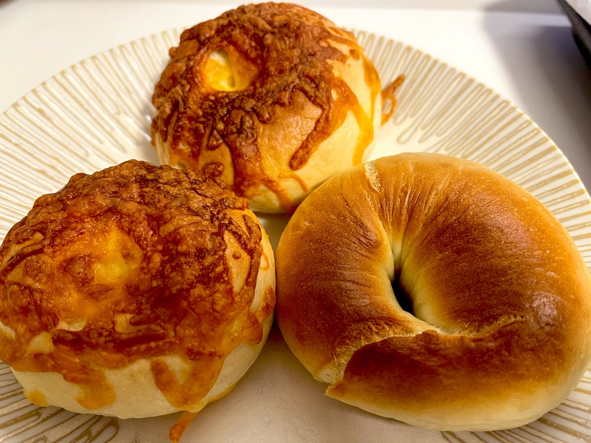 ベーグル膨らんでくれてほっとした
(左2つはチーズをのせてます）