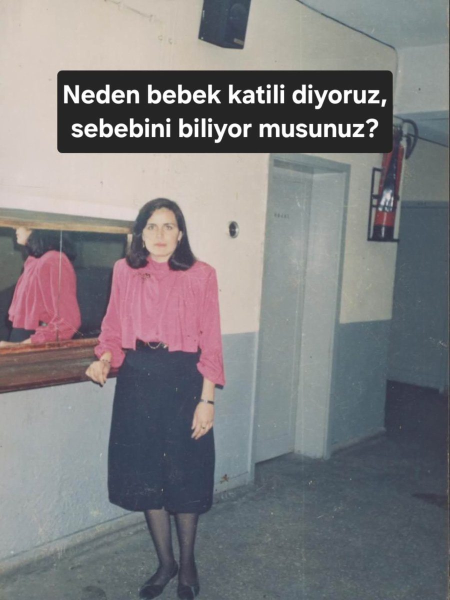 “Neden Bebek Katili Diyoruz, Sebebini Biliyor Musunuz?

Yasemin Tekin. 
Öğretmendi.
3 yaşında kızı vardı.
25 Ekim 1993'te, Bitlis'in Erikli köyünde yemekteyken pkklı teröristlerce şehit edildi.
3 yaşında kızı elinde ekmeği varken şehit edildi.
Yasemin 8 aylık hamileydi.
Karnı