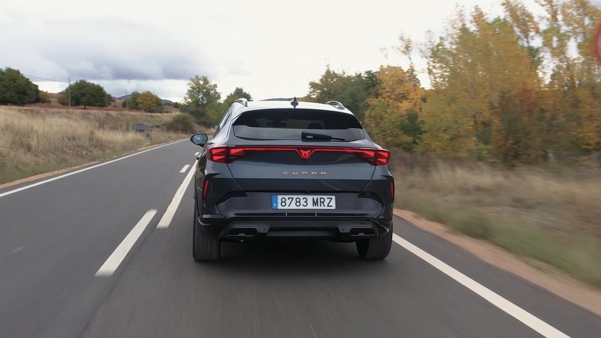 Llegó el momento de subirnos a bordo del nuevo <a href="/CUPRA_esp/">CUPRA España</a> Formentor eTSI 🏁 junto a <a href="/Juanjo_Godmode/">Juan José López</a>. El superventas de la marca estrena nuevo motor híbrido 🔋 ligero de 150 CV, con la etiqueta ECO de la DGT.

<a href="/puntalproduc/">puntalproductions</a> <a href="/antena3com/">Antena 3</a> <a href="/carlosdeluisd/">CARLOS DE LUIS</a> #CCubicos409