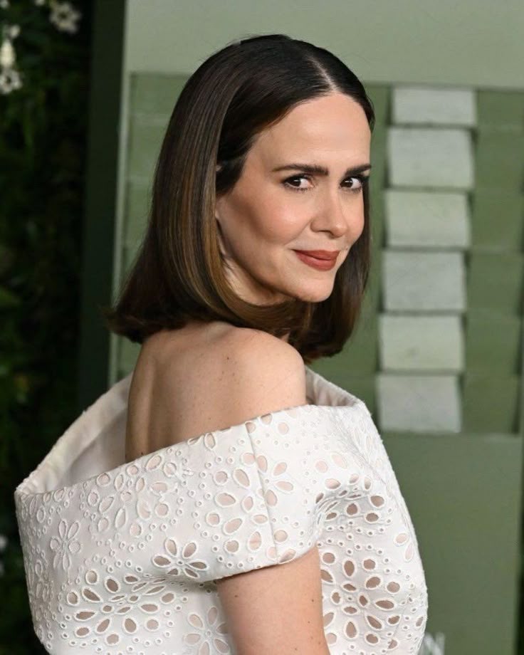 THE Sarah Paulson is listening to Noah Cyrus and compliments her song 'Lonely'.

— "This song is gorgeous"