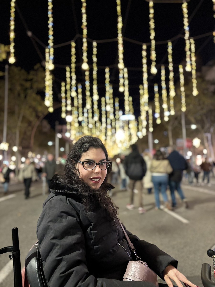 Bon dia gent de Twitter, ja és Nadal a Barcelona‼️🎄Feia mooolt fred i no vam poder veure res de l’espectacle pq els carrers estaven colapsats de gent i no podiem anar endavant ni endarrere però va anar genial i la decoració dels carrers em sembla preciosa. Mooolt feliç per tot💚