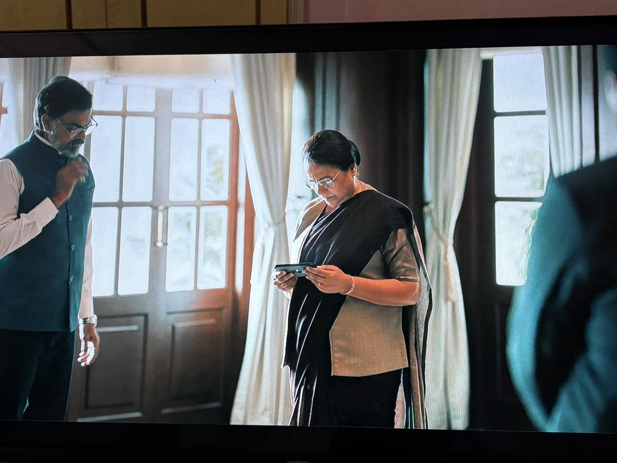 sauravyadav1133's tweet image. अमेजन प्राइम की सीरिज The Family Man चल रही है जिसमें दिखाया जा रहा है कि 
शहर में बम ब्लास्ट के बाद पीएम साहिबा बहुत परेशान हैं क्योंकि एक तरफ विपक्ष सरकार की आलोचना कर रहा है और दूसरी तरफ मीडिया भी सरकार से सवाल कर रहा है।
पीएम साहिबा कह रही हैं कि अपोजिशन एक मौका नहीं छोड़ती…