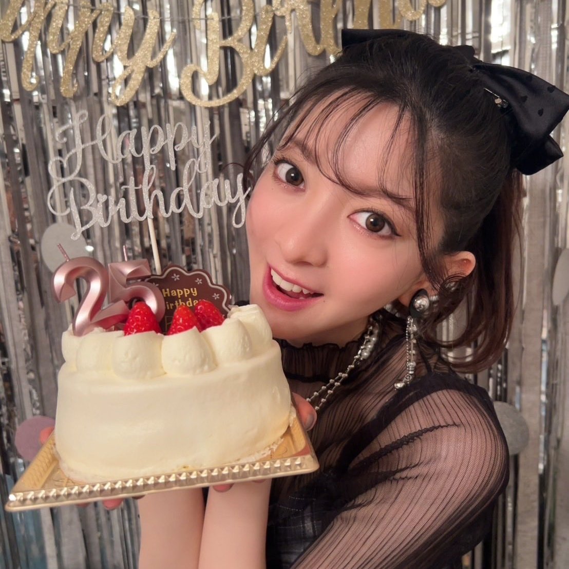 NarClarCinnamon's tweet image. 菅原りこちゃん、お誕生日おめでとう。🎂🍇🍒🍀🎉
2026年も舞台や歌で素敵な出会いがたくさんありますように。
写真は城南宮の雨上がりの椿。健気に優しげに咲いていました。りこちゃんもますます綺麗になりましたね💯🥰
#菅原りこ
#RICO
#菅原りこ誕生祭
#菅原りこ生誕祭2025
#ThanksFlowerDay2025