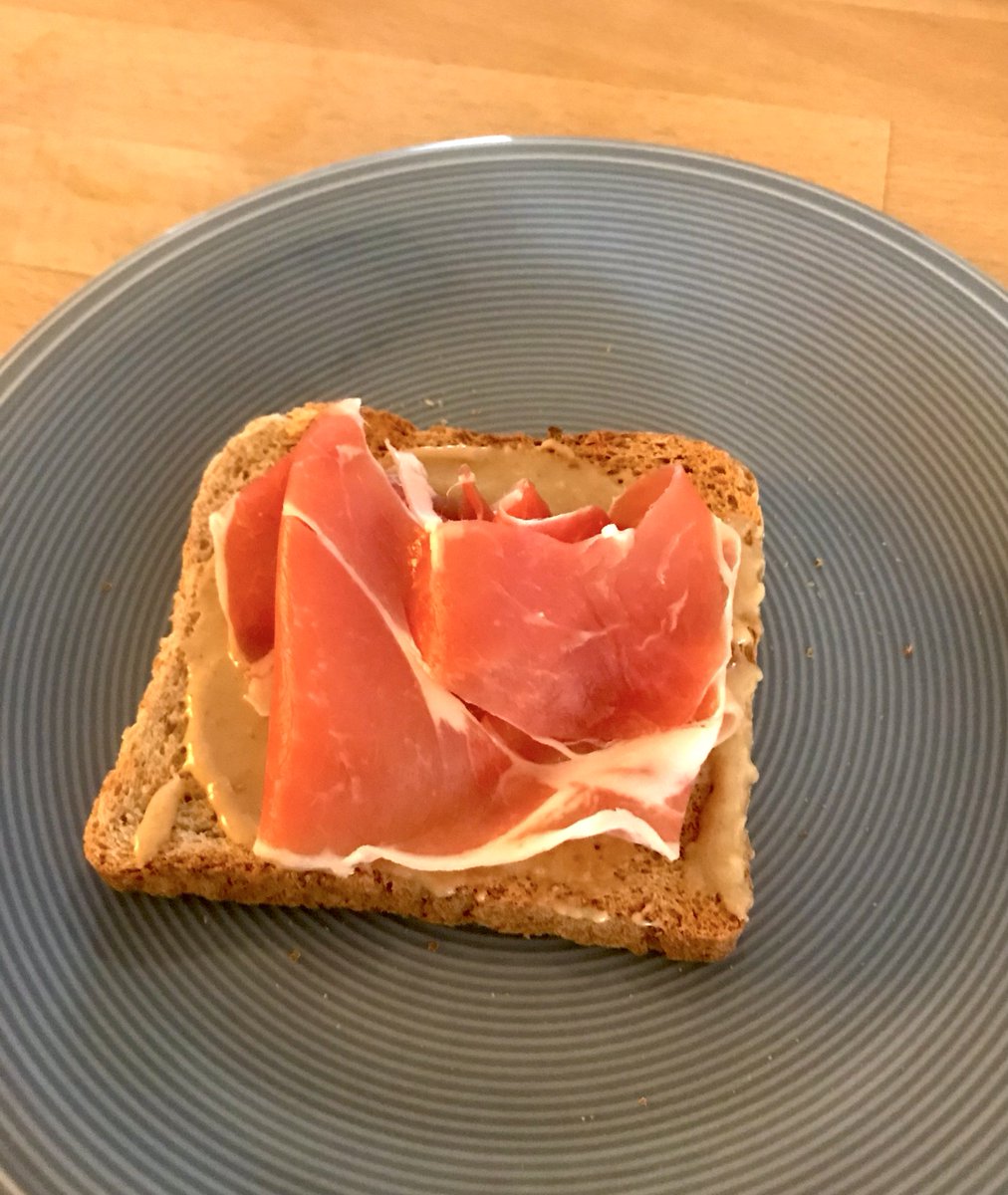 ZweiteLudwig's tweet image. Echter #Serrano Schinken aus #Spanien zum Frühstück. Gekauft in einem spanischen Laden in #Berlin. Schmeckt himmlisch, extrem Eiweißreich und als „Unterlage“ Tahina. Diese Kombination ist eine regelrechte Eiweißbombe. Mega gesund, besonders gut für die Muskelmasse.