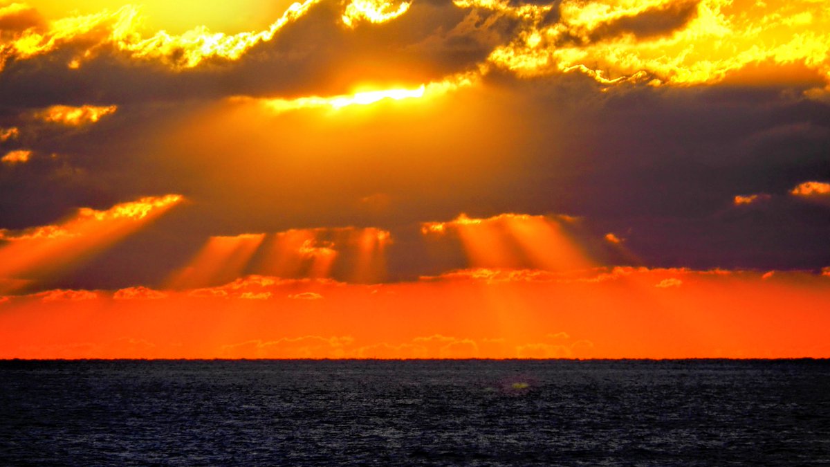k19ch1's tweet photo. 11月23日
八丈島の夕暮れ
雲は有ったけど
夕陽は日没まで楽しめた
ANA最終便は定刻就航
お疲れ様でした
#八丈島
#八丈島民図鑑
#宇喜多秀家公と豪姫の碑
#夕暮れ
#夕陽
#八丈島空港 #RJTH 
#JA217A #全日空 https://t.co/EH1v7WZoMz