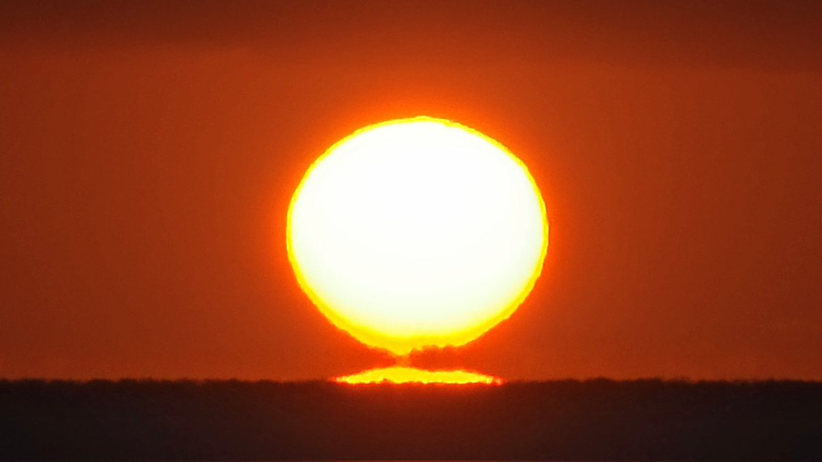 k19ch1's tweet photo. 11月23日
八丈島の夕暮れ
雲は有ったけど
夕陽は日没まで楽しめた
ANA最終便は定刻就航
お疲れ様でした
#八丈島
#八丈島民図鑑
#宇喜多秀家公と豪姫の碑
#夕暮れ
#夕陽
#八丈島空港 #RJTH 
#JA217A #全日空 https://t.co/EH1v7WZoMz