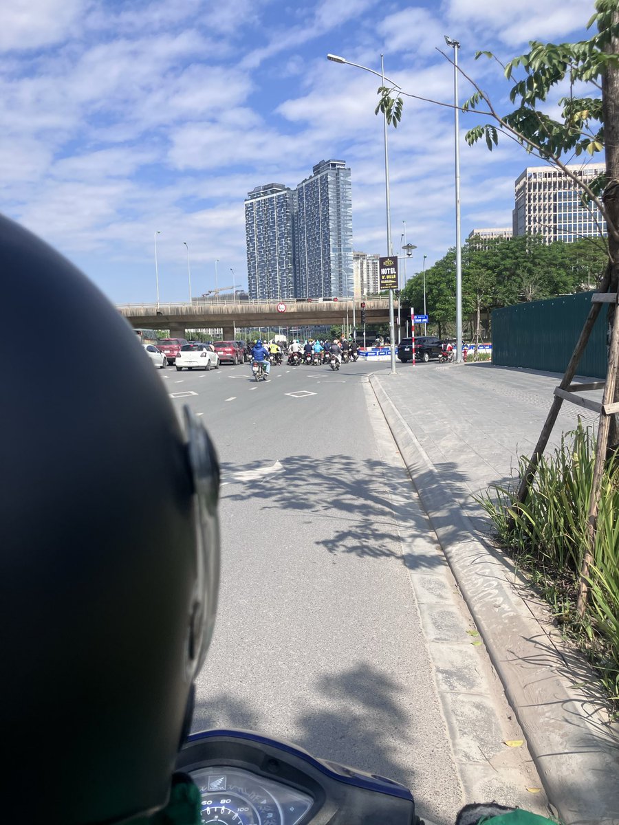 グラブ乗ったら日陰で信号待ちしてくれる優しいドライバーだった。
彼は長袖andマスクだから、そこまで気にしないかもだけど、私は半袖だったからかな。

気遣いありがとうね。