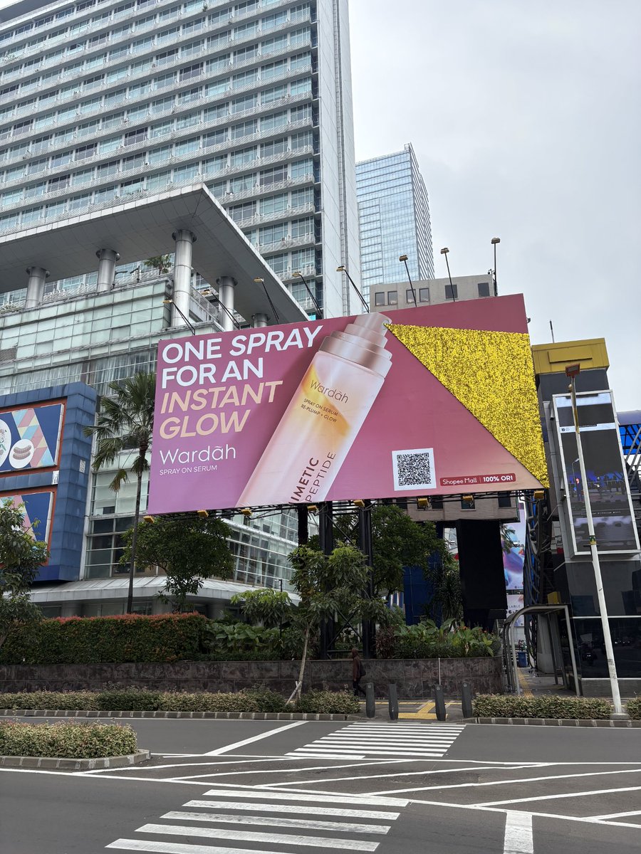 Ameliarabill's tweet photo. Aku langsung cari linknya abis liat Billboard Serum Spray Wardah, nih btw https://t.co/fv8CjSOqlc https://t.co/M3e85lo3es
