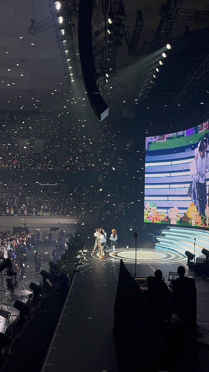 ash_set2's tweet photo. ホールツアー完走おめでとう🌈
#NiziU
#niziu_live_withu_2025 https://t.co/w1OrA4XN2H