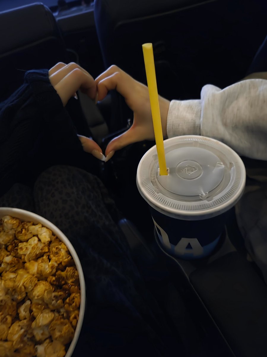 Byeo_ri2's tweet image. 251123 위버스 포스트 #지우 

🍿🎥⭐️💕