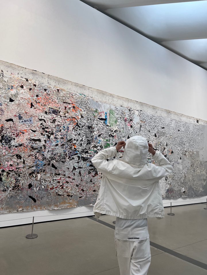 xrminghao's tweet image. The textured wall held its own slow rhythm. Soft cracks and steady light made me pause. No rush—just a quiet space to breathe and let the details settle.