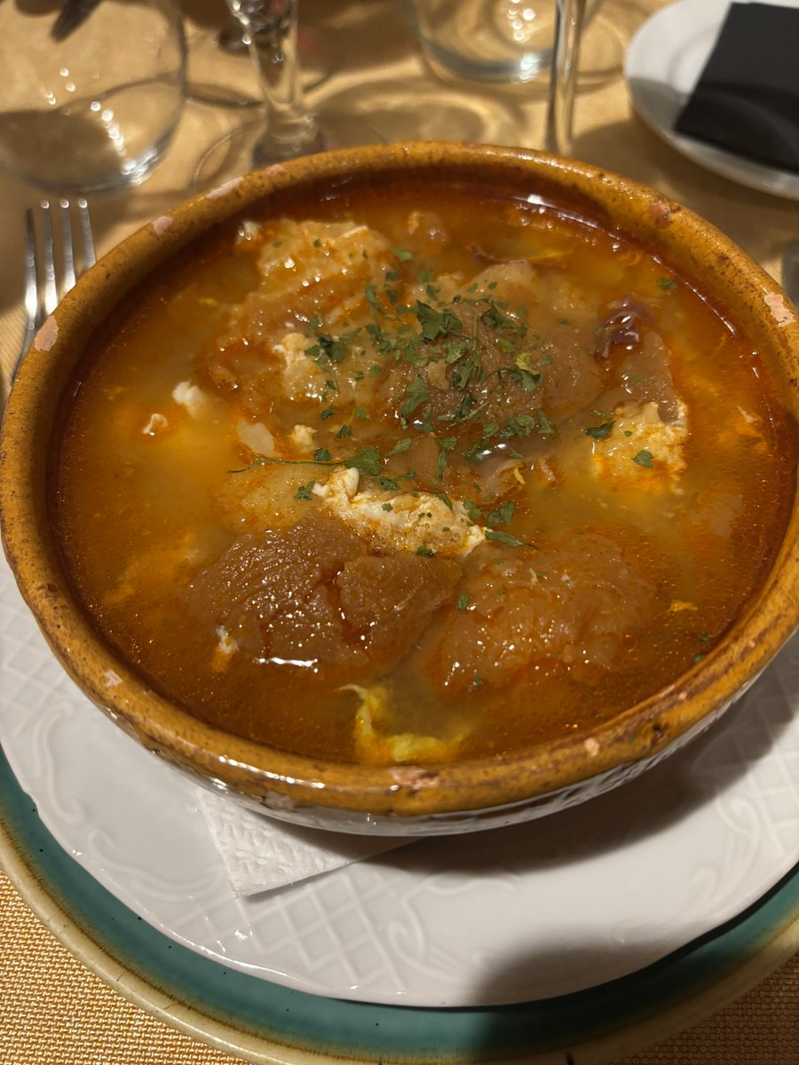 EVernacci's tweet image. La cena en un sitio cercano, encantadores y sin grandes aspiraciones.
Pinchos, tostas, raciones y sopa castellana.