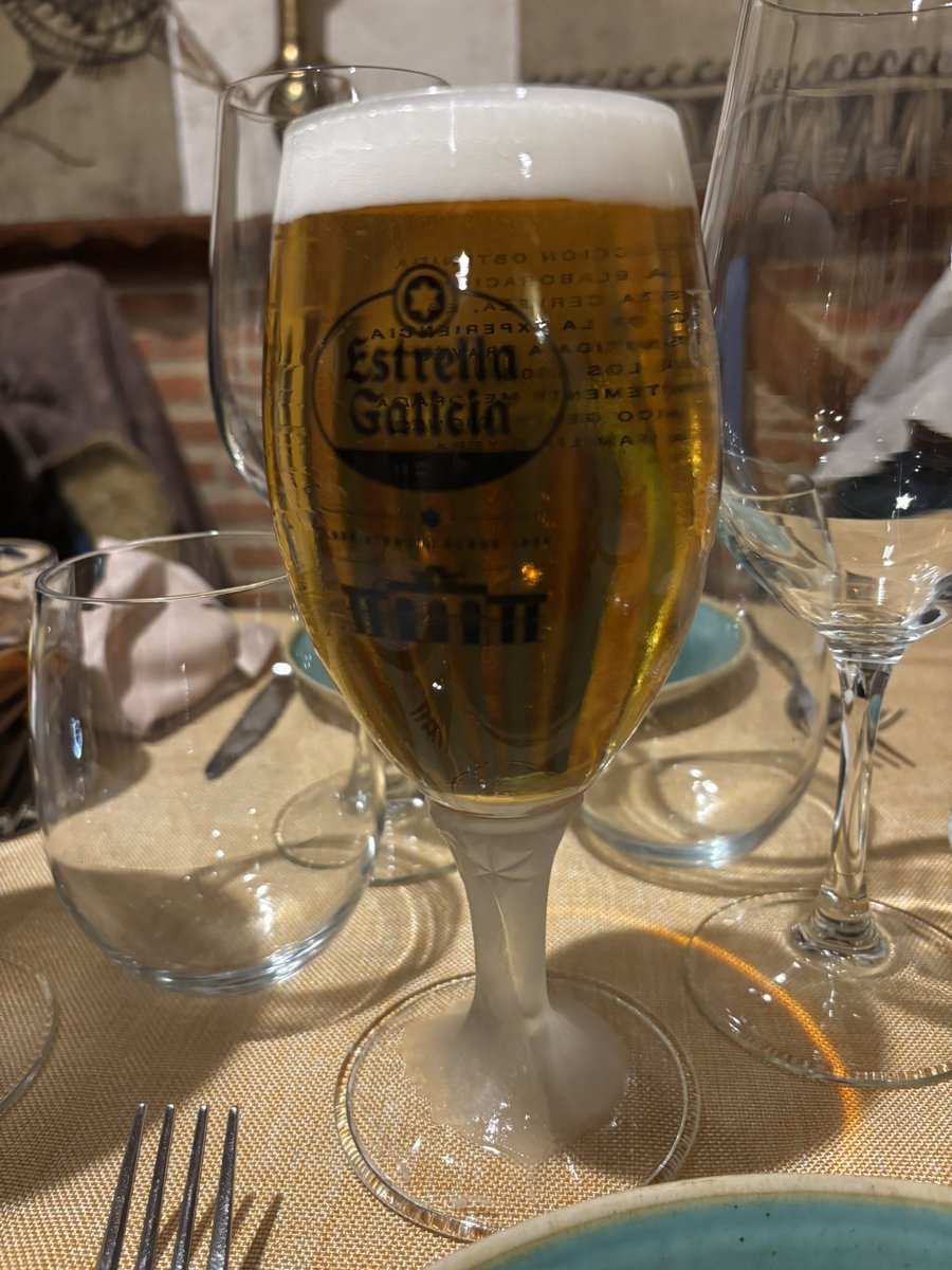 EVernacci's tweet image. La cena en un sitio cercano, encantadores y sin grandes aspiraciones.
Pinchos, tostas, raciones y sopa castellana.