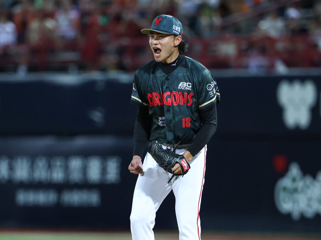 GOCPBL's tweet image. Hsu Jo-Hsi (徐若熙), who is being posted this offseason, spoke to the media:

🔸 Already visited Japan and had dinner with SoftBank Hawks chairman Oh Sadaharu.

🔸 Interested in visiting MLB facilities in USA.

🔸 NPB or MLB? His wife &amp;amp; kid will be a major factor in the decision.