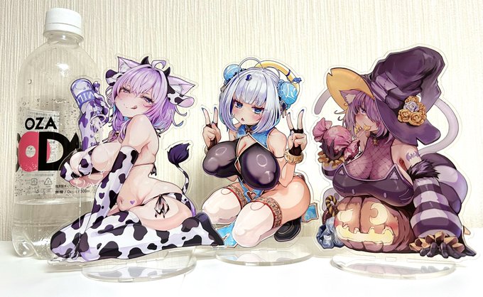 冬コミアクスタのサンプルが届きました!
比較用に500mlのペットボトル置いたんですが…デカいです… 