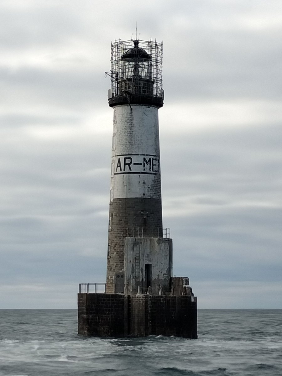 Gardien2Phare's tweet image. 💡Bonne nouvelle: le #phare d&apos;Ar-Men a retrouvé sa lanterne! 👏 

Un chantier qui a débuté en 2022 avec la dépose de la lanterne installée en 1881 en vue de sa restauration à la subdivision des Phares &amp;amp; Balises de Brest. 

🧶 1/4 ⤵️

📸@Gardien2Phare &amp;amp; Florian Alexandre Quig (🙏)