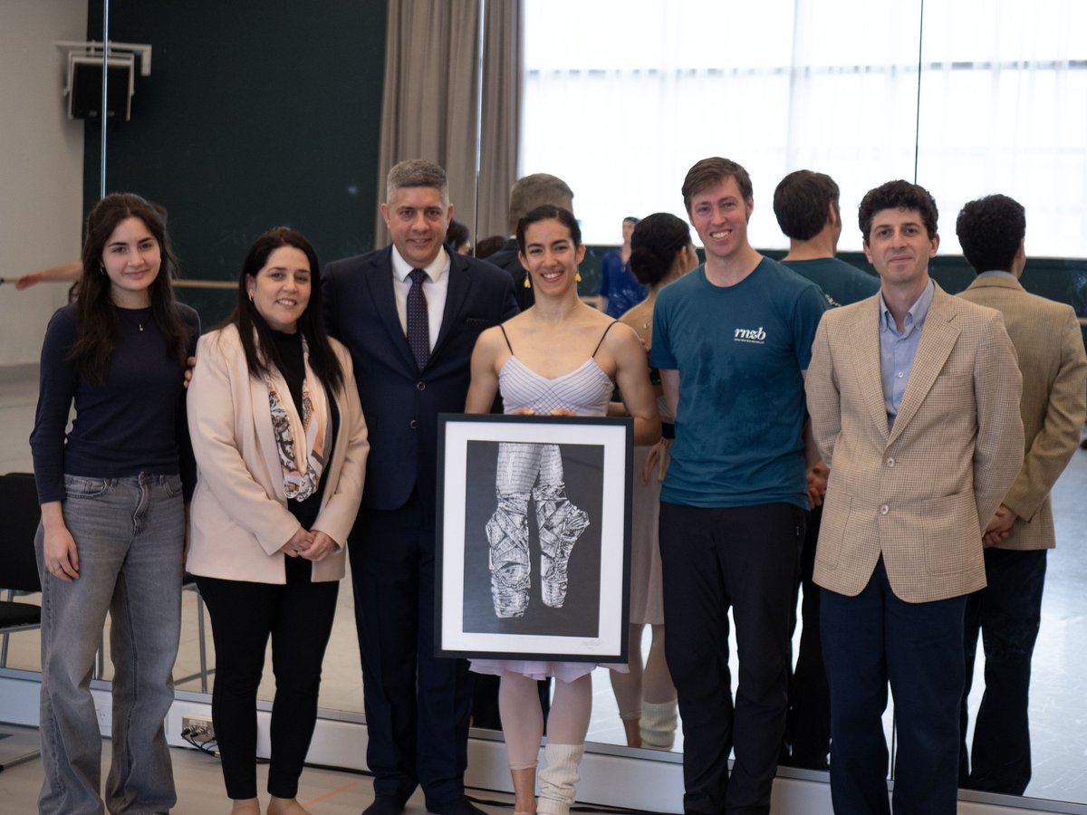 EmbacubaNZ's tweet photo. 🎭 The Embassy of Cuba in New Zealand paid tribute to Ana Gallardo, Principal Dancer of the Royal New Zealand Ballet, celebrating her talent and Cuba’s exceptional artistic training. #CubaNZ #Ballet
@CubaEsCultura
@CubaMINREX https://t.co/ewrdOE9Rs2