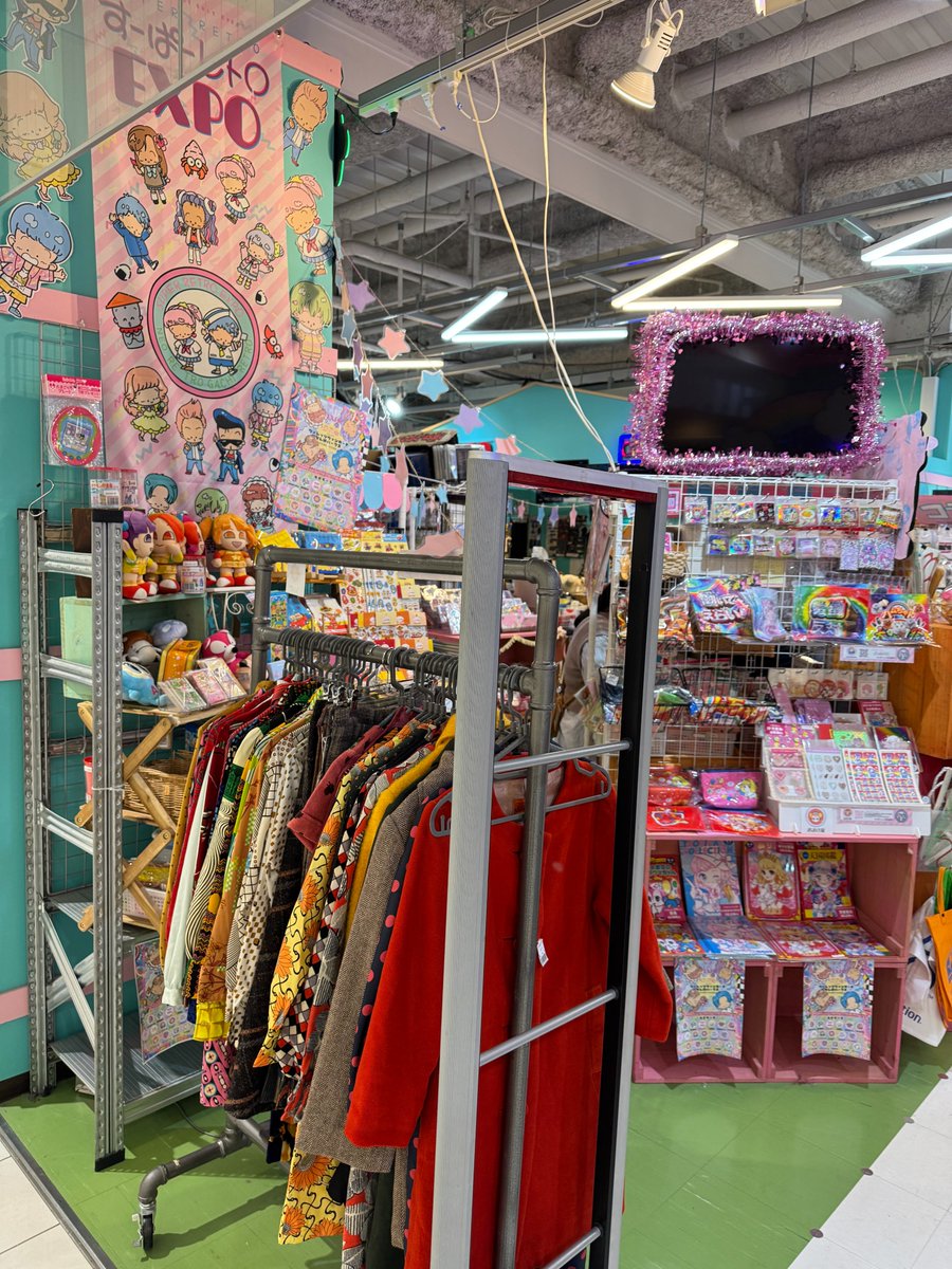 superRETROexpo's tweet image. 残すところあと1日となりました！
月曜・祝日までです！
お見逃しなく！！

☁️☁️☁️🌈☁️☁️☁️
#すーぱーレトロEXPO
⭐ #ヴィレッジヴァンガードなんばパークス店
@vvnanba
✏️会期: 2025・11/7～11/24
営業時間: 11:00～21:00✨
☁️☁️☁️🌈☁️☁️☁️