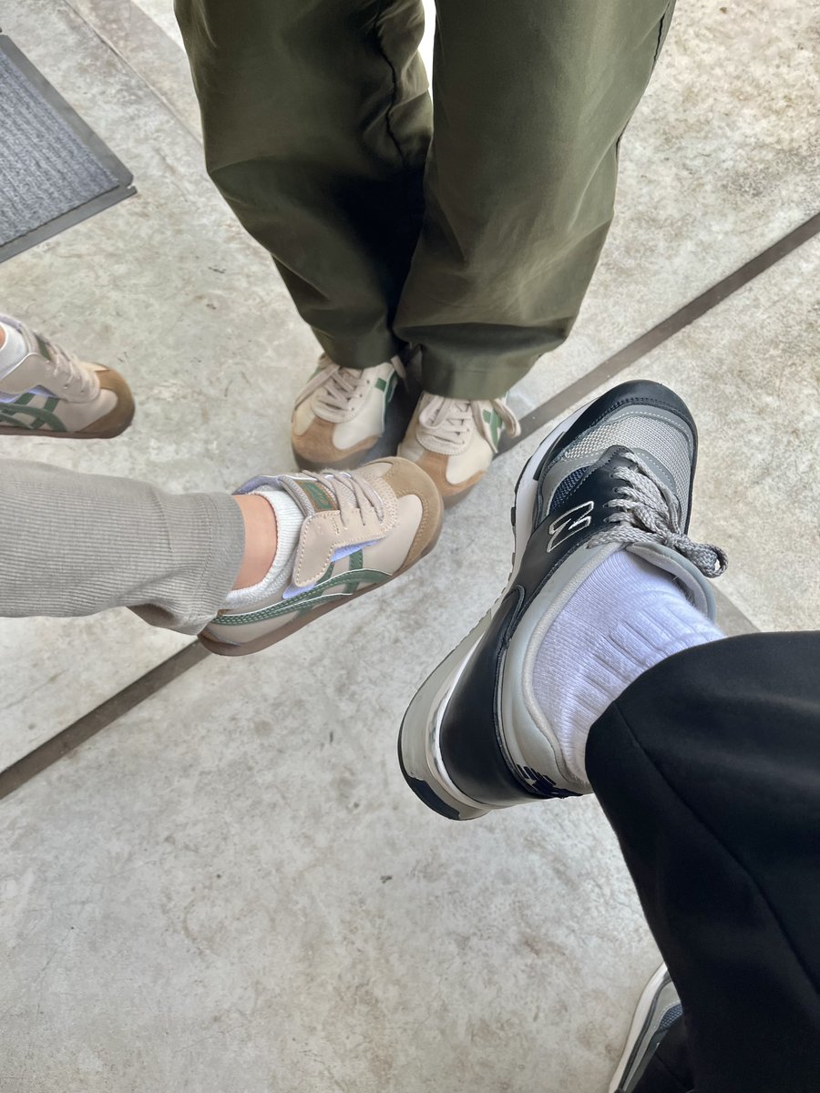 sou_design2409's tweet image. 外苑前のイチョウ並木を見に行って、小田急線のスタンプラリーをしながら、家族でたくさん歩いた一日🚶🚈

妻と息子がお揃いのスニーカーを買っていたことを知り、自分だけ仲間外れにされていて、今後の家庭内での立ち位置の危うさを感じました😇

夜は作業頑張ります🙌

#Webデザイン
#Studio制作…