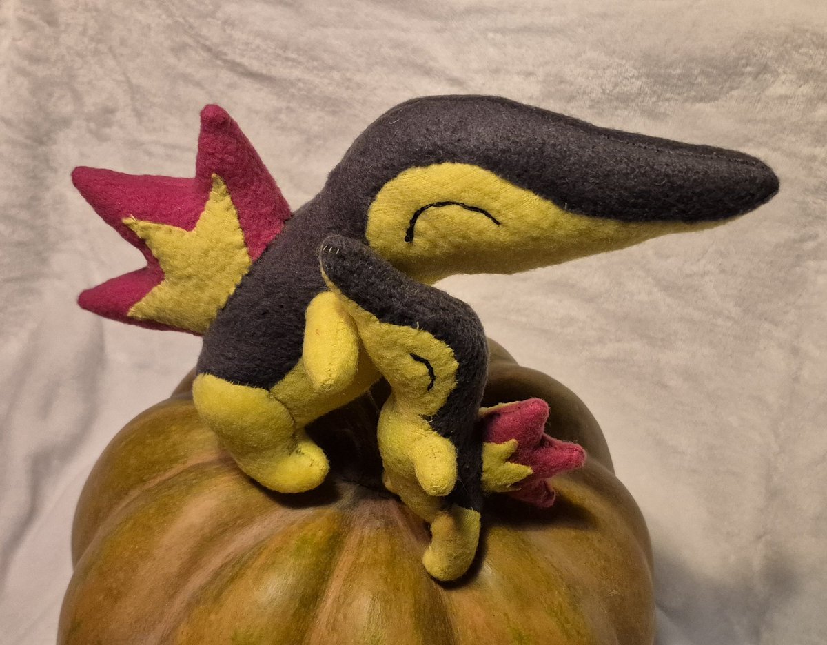 Another Cyndaquil plush + size comparition this pokemon don't need many colors but rhe head form is a little tricky to assemble