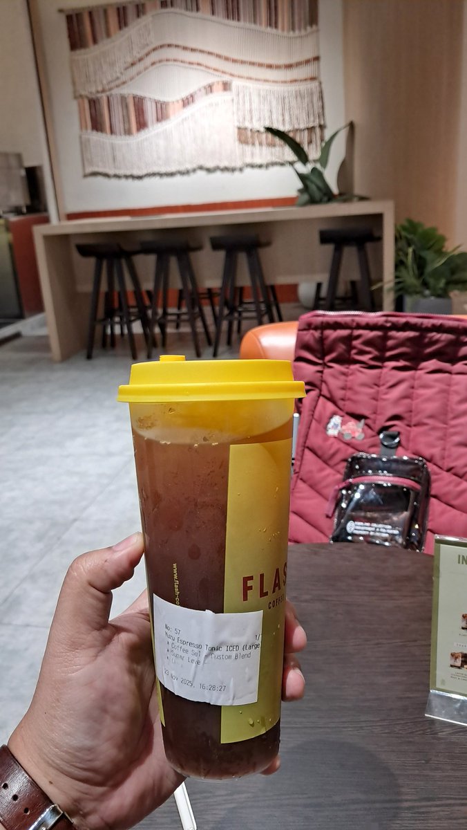 kafka_____'s tweet image. Udah pernah tweet soal ini tapi akan gue ulangi: aneh, di Jakarta yg sepanas ini dan butuh minuman yg fresh, menu coffee tonic hampir ga bisa ditemui dengan mudah. Milk based drink tuh ga seger.

Flash punya yuzu espresso tonic dan kalau lo pesen less sugar rasanya fresh banget.